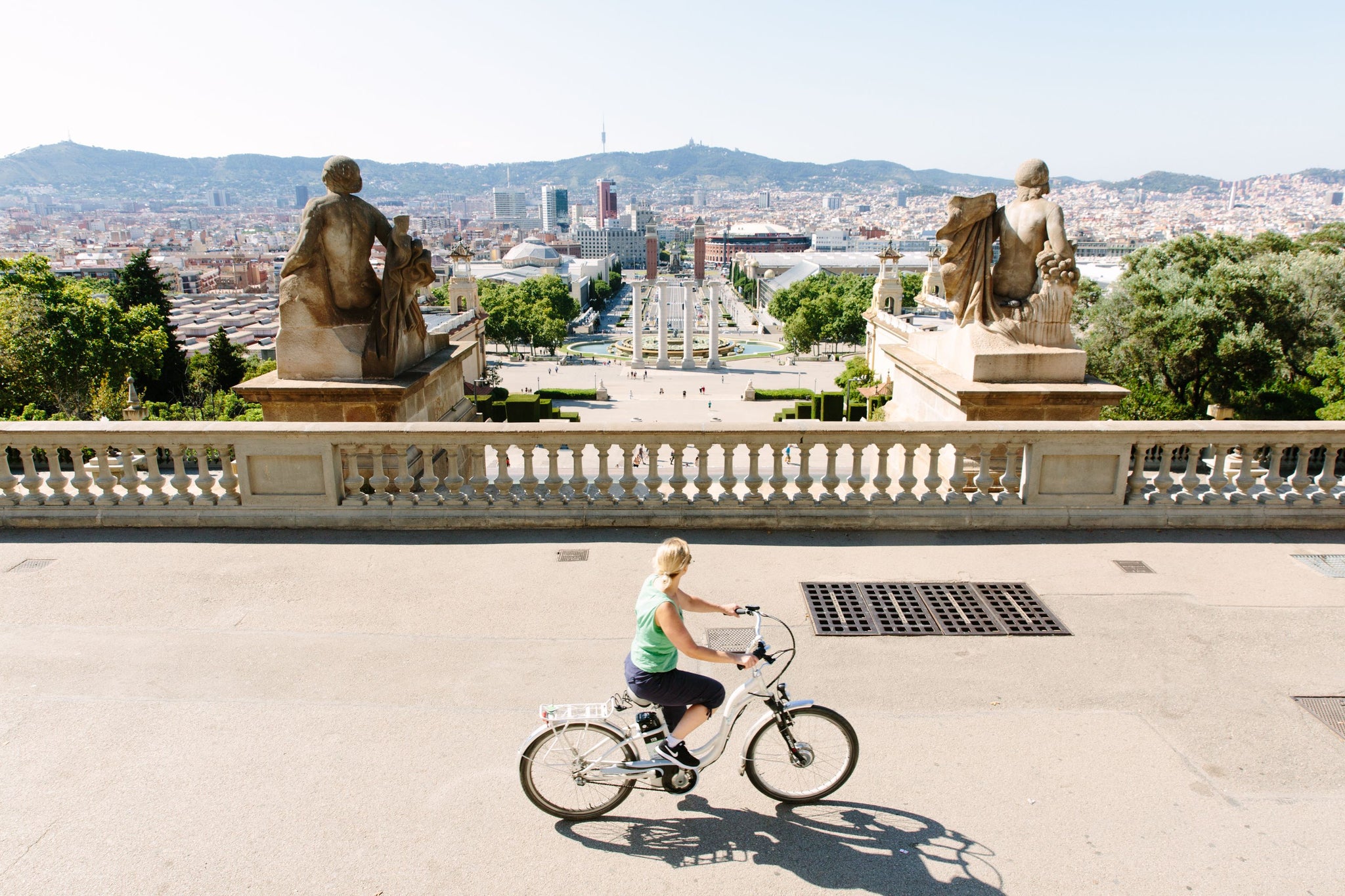 Descubre Montjuïc en un tour guiado en bici eléctrica