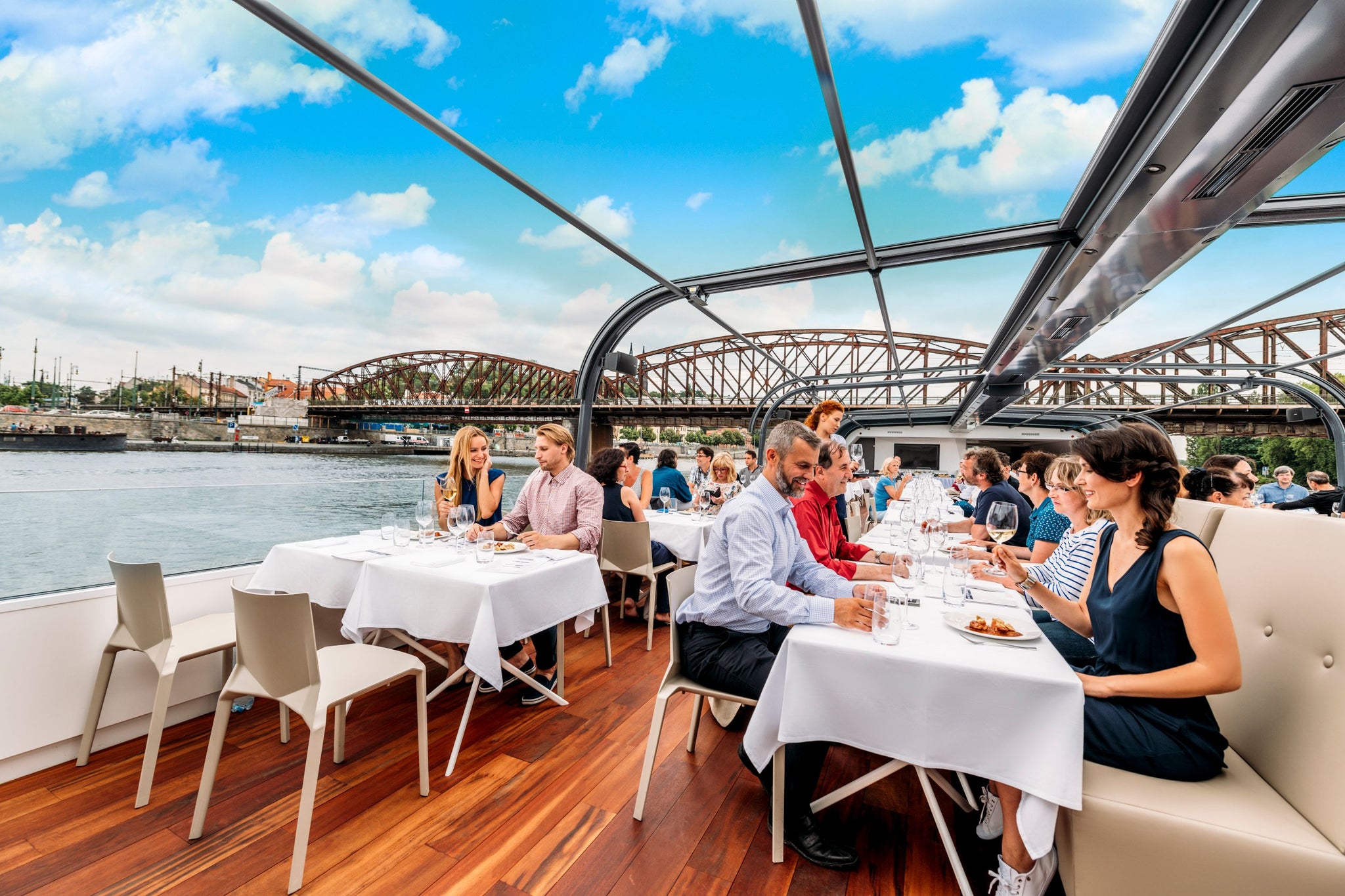 Crucero + Almuerzo en por el río Vltava